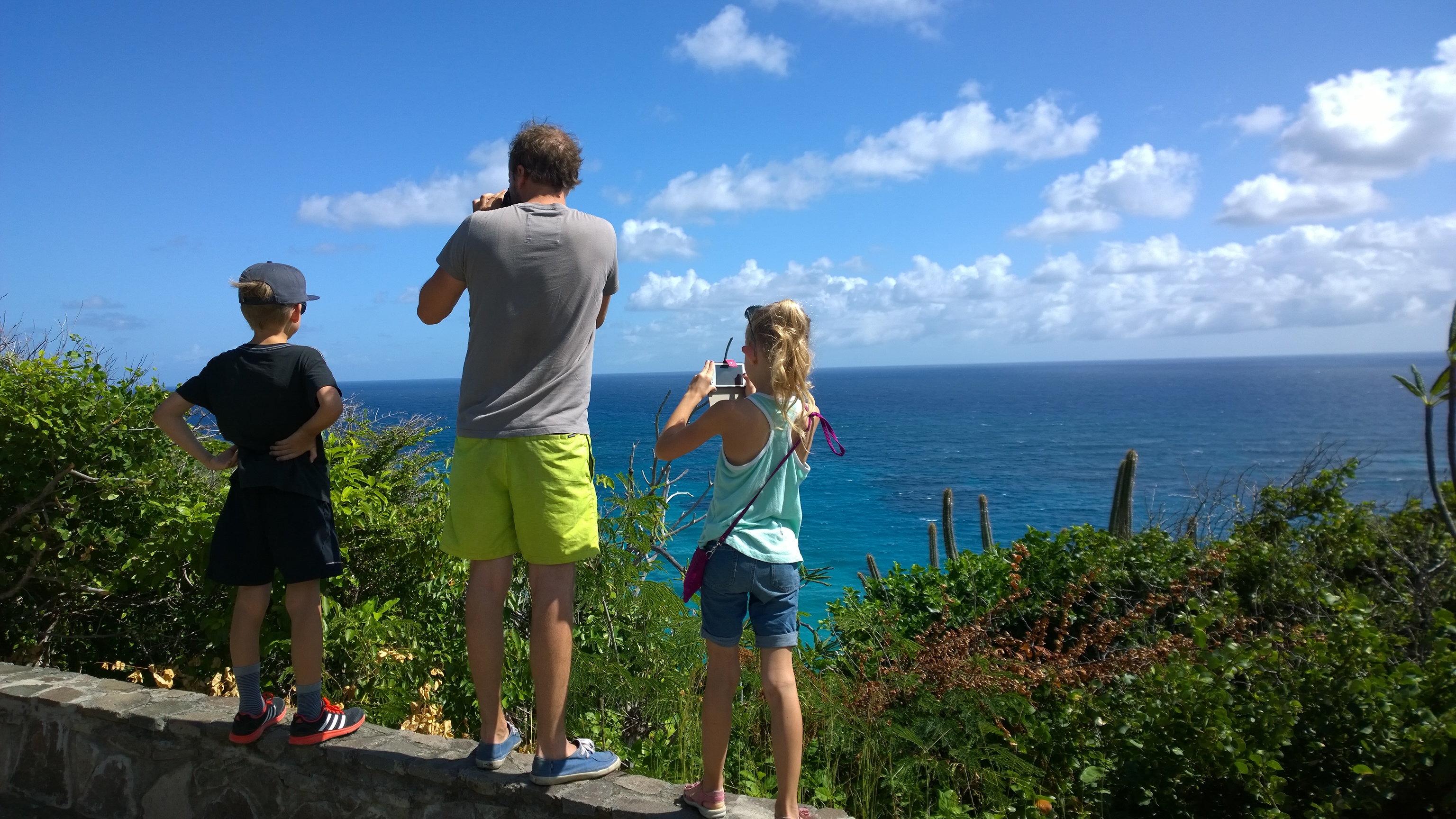 Otto, Jaakko ja Hertta kuvaamassa Mustique-tourin näköalapaikalla. Jaakko kuvaa yhtä saaren hillittömimmistä villoista.