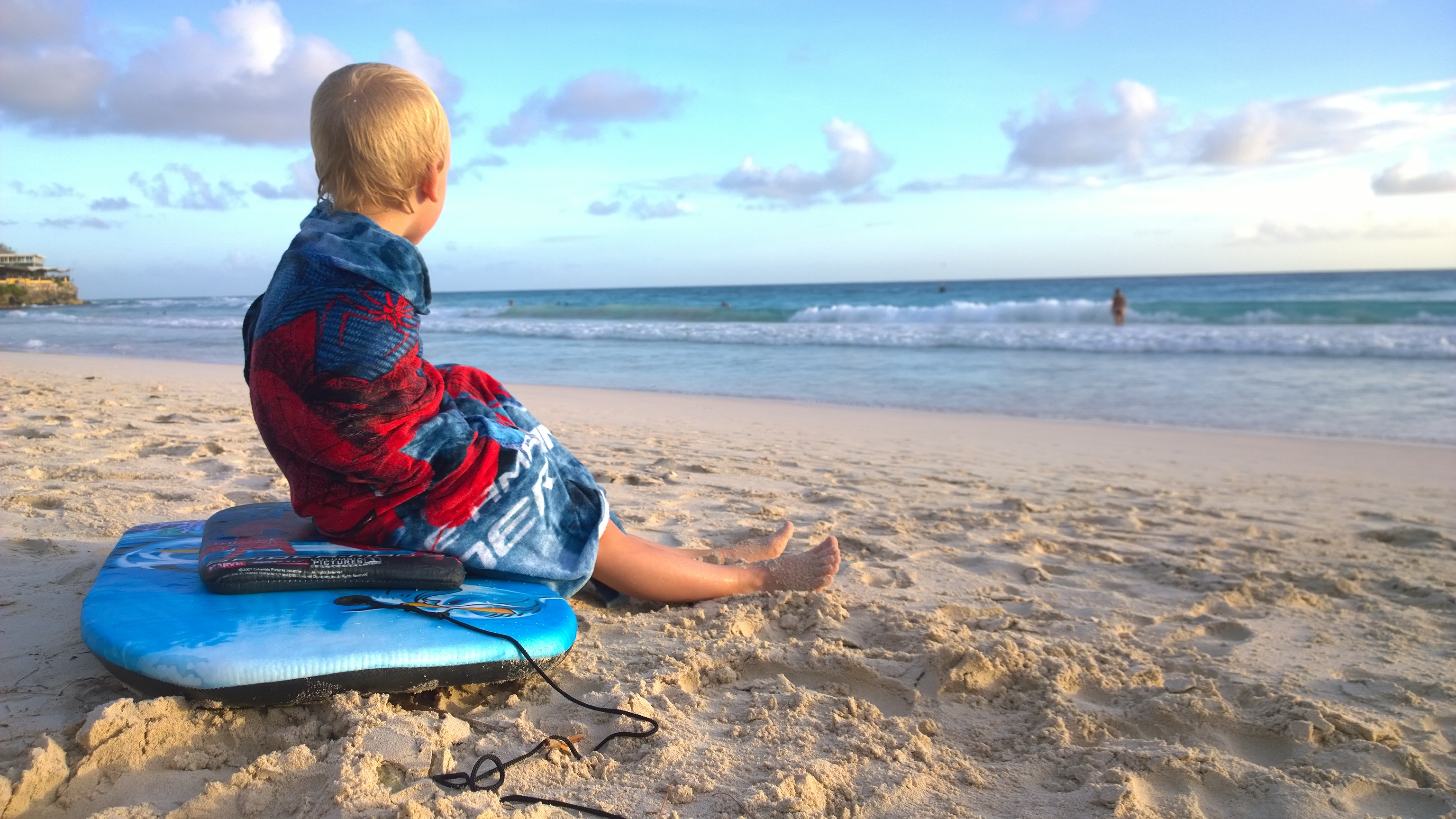 Tuleva surffipoika tsekkaamassa aaltoja. Alla juuri ostettu bodyboard, jolla otettiin hurjia liukuja aalloissa.