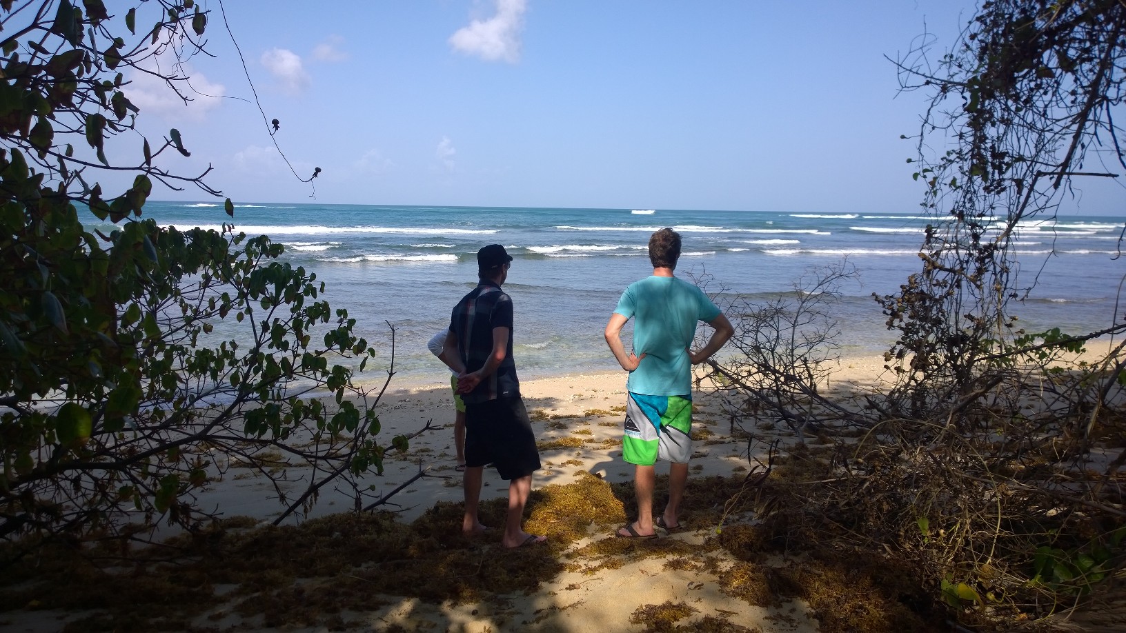 Surffailuun kuuluu olennaisesti spottien katsastelu. Ensin täytyy käydä katsomassa ehkä noin sadassa paikassa aaltoja ja ihmetellä onko tämä nyt hyvää vai olisko jossain muualla parempaa. Tässä eka mesta. Ei kelvannut.