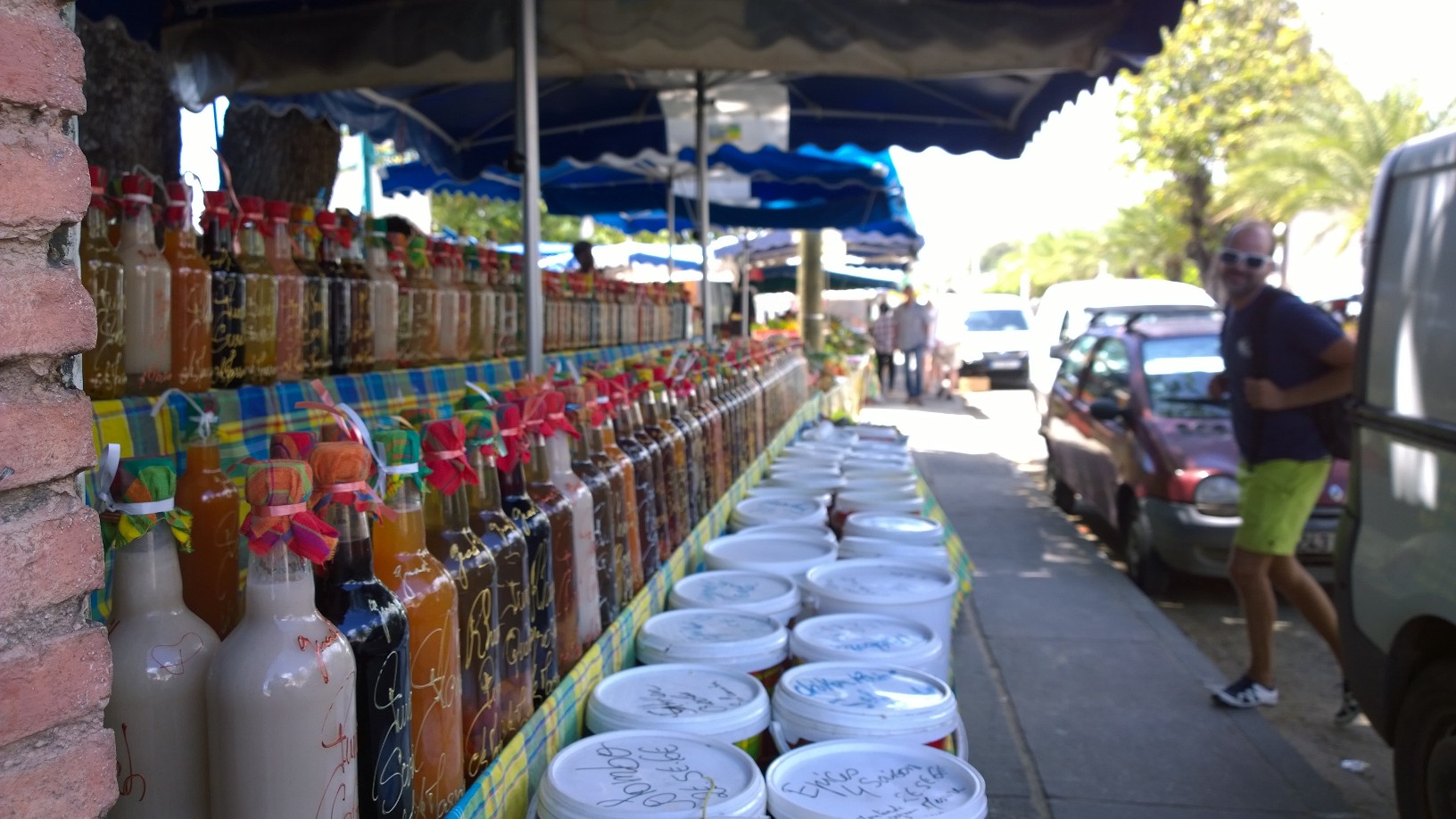 Rantaraitilla on myynnissä hedelmiä, mausteita ja kaiken moista turistikamaa.