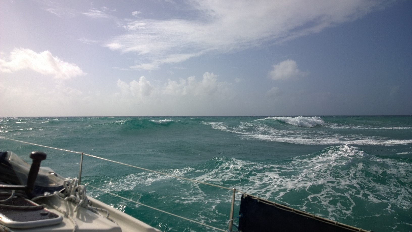 Kuvissa aallot eivät yleensä näytä miltään, mutta livenä oli aika isoa breikkaavaa aaltoa veneen vieressä.