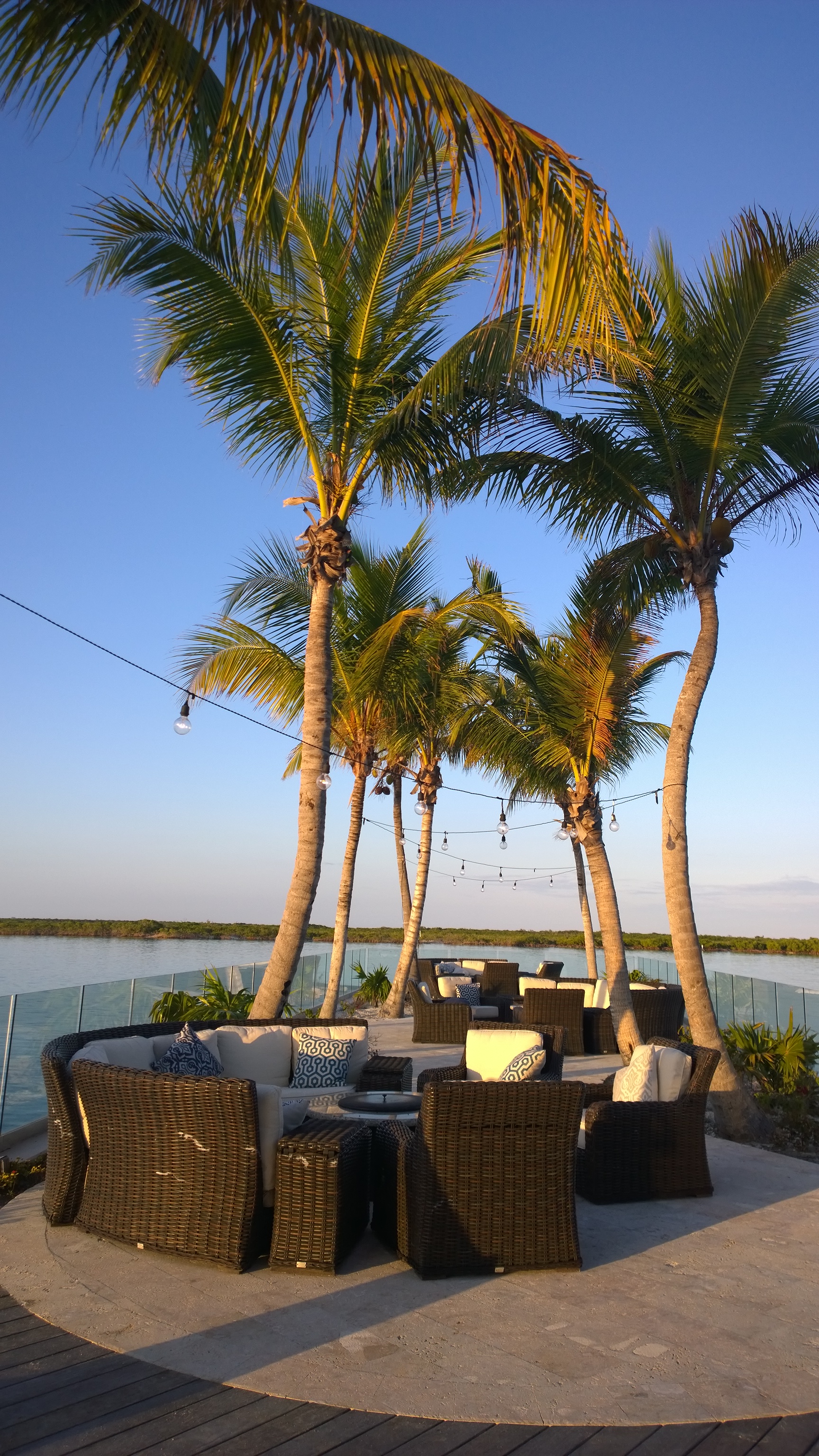 Satman ravintolan pikkuinen illallispaikka palmujen katveessa. 