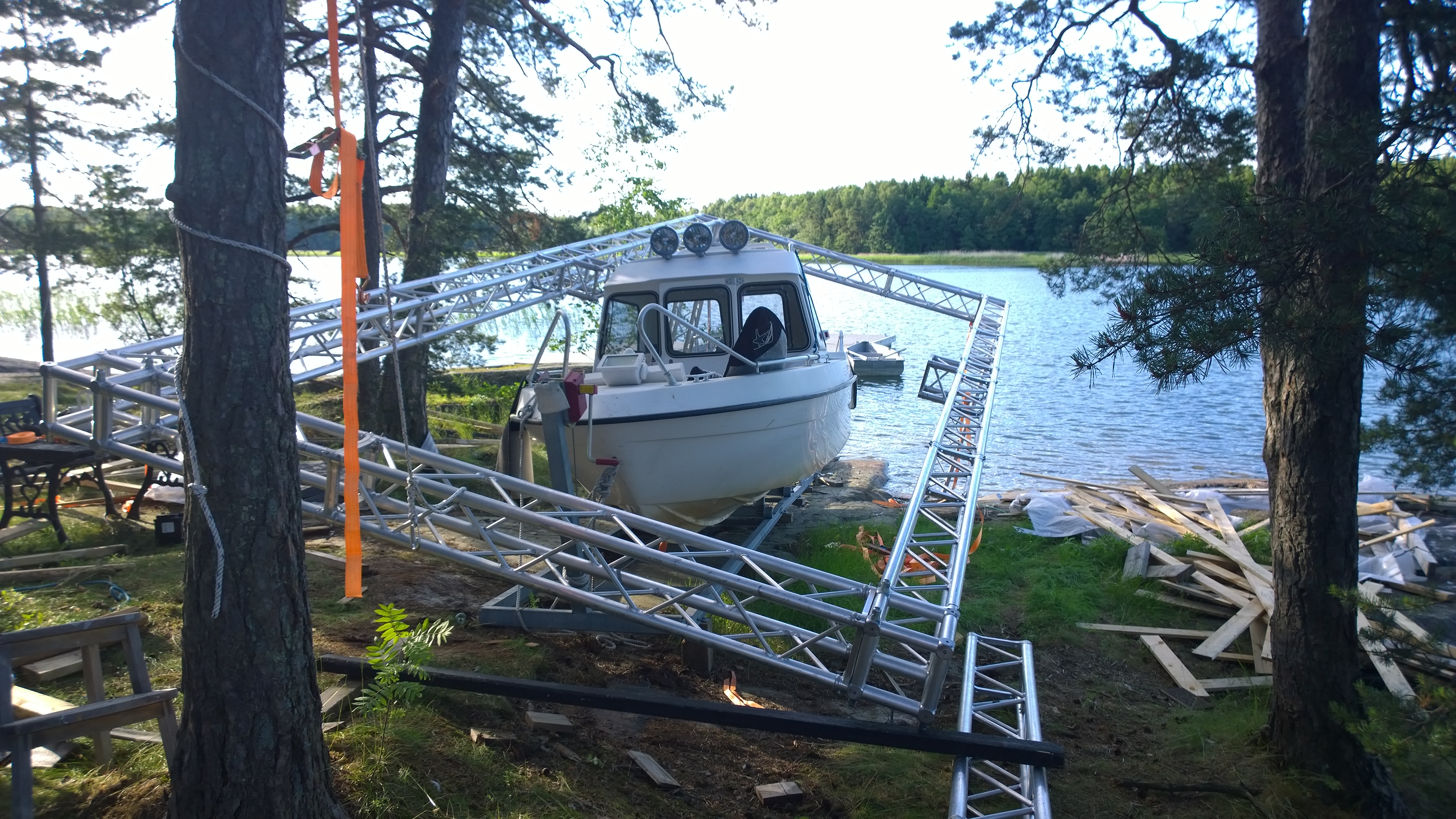 Homma etenee! Ennen tätä kohtaa oli vähän säätämistä ja piti laskea varovaisesti kehikkoa puolelta toiselle alaspäin, jotta keskellä olevat lyhyet poikkipalkit eivät menisi TG:n ikkunoista sisään.