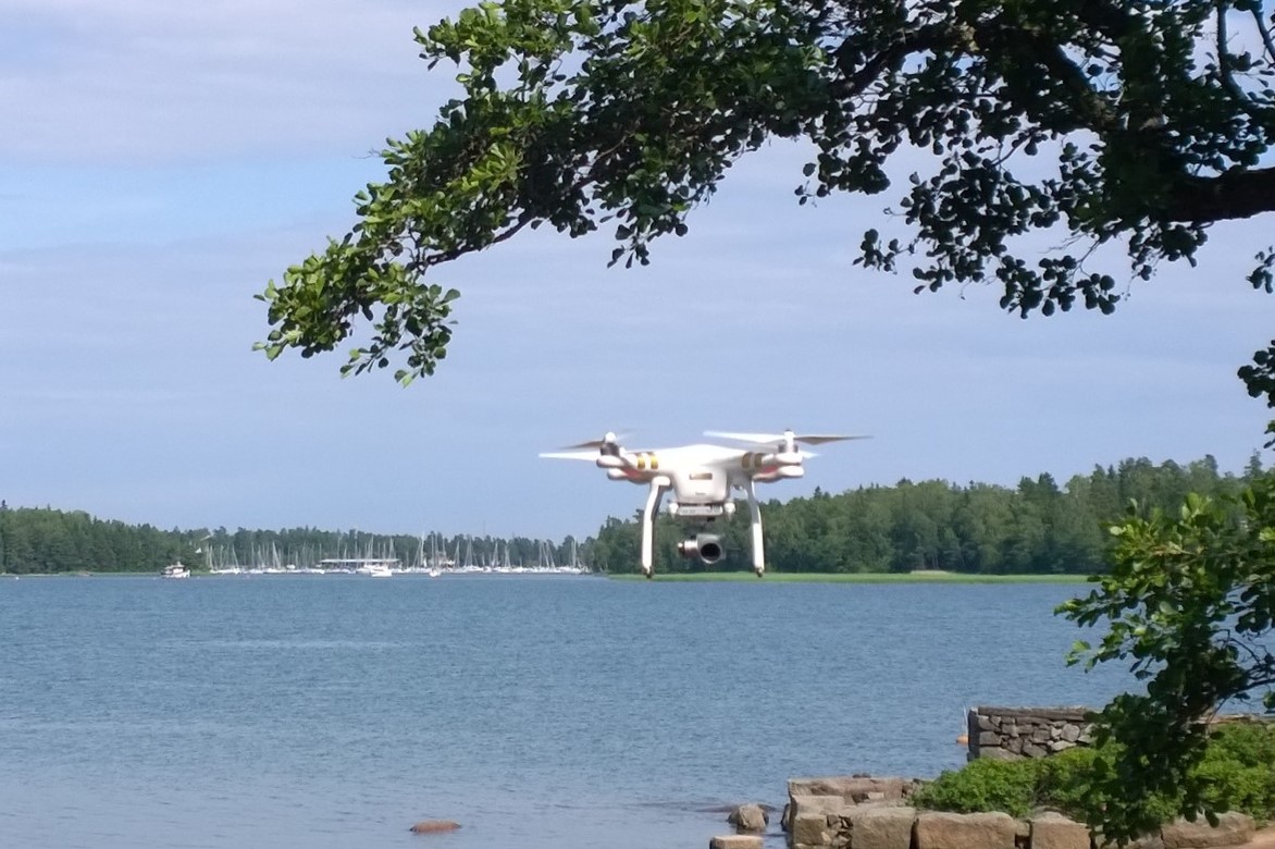 Robotti-helikopteri-kamera!!! Siistiä! Tätä oli todella mielenkiintoista seurata, sillä en ole tällaistakaan nähnyt aiemmin livenä. Pipokin pääsi katsomaan kopterin laskeutumista ja sai sille raivarit. Tämä oli selvästi uudentyyppinen lokki, jolle kuului antaa sapiskaa.