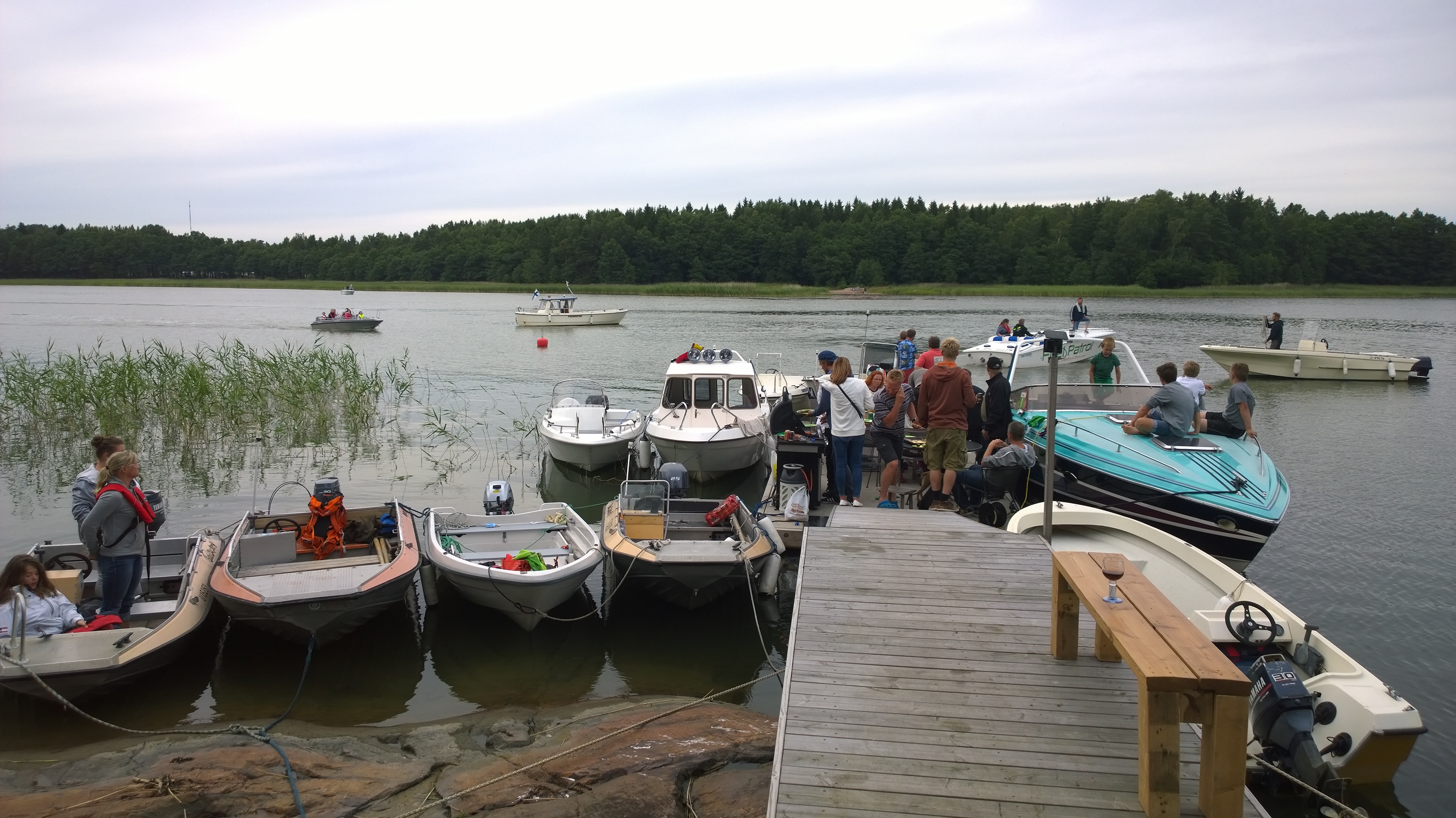 Mutta mitä vielä! Nämä neljä laiturin ympärillä parveilevaa venettä pitäisi myös saada laituriin. Ja mahtuihan ne!