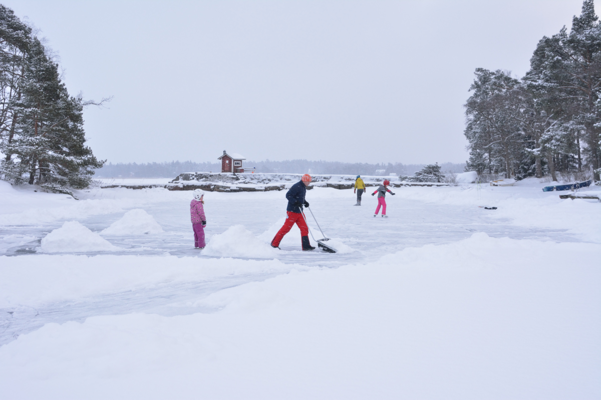 Luistelualue alkaakin olla ihan mukavan kokoinen! Toiseen päähän jätettiin muutama lumikasa, joiden välissä pystyi pujottelemaan.