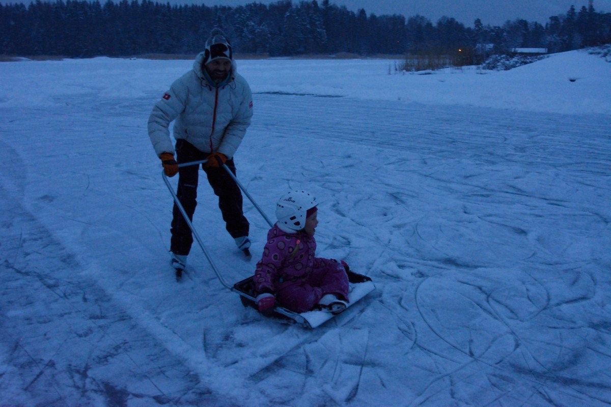 Pullatauon jälkeen alkoi jo hämärtää. Jaakko kolasi vielä uusimpia lumia pois radalta ja kyytiin tupsahti lumen lisäksi muutakin!