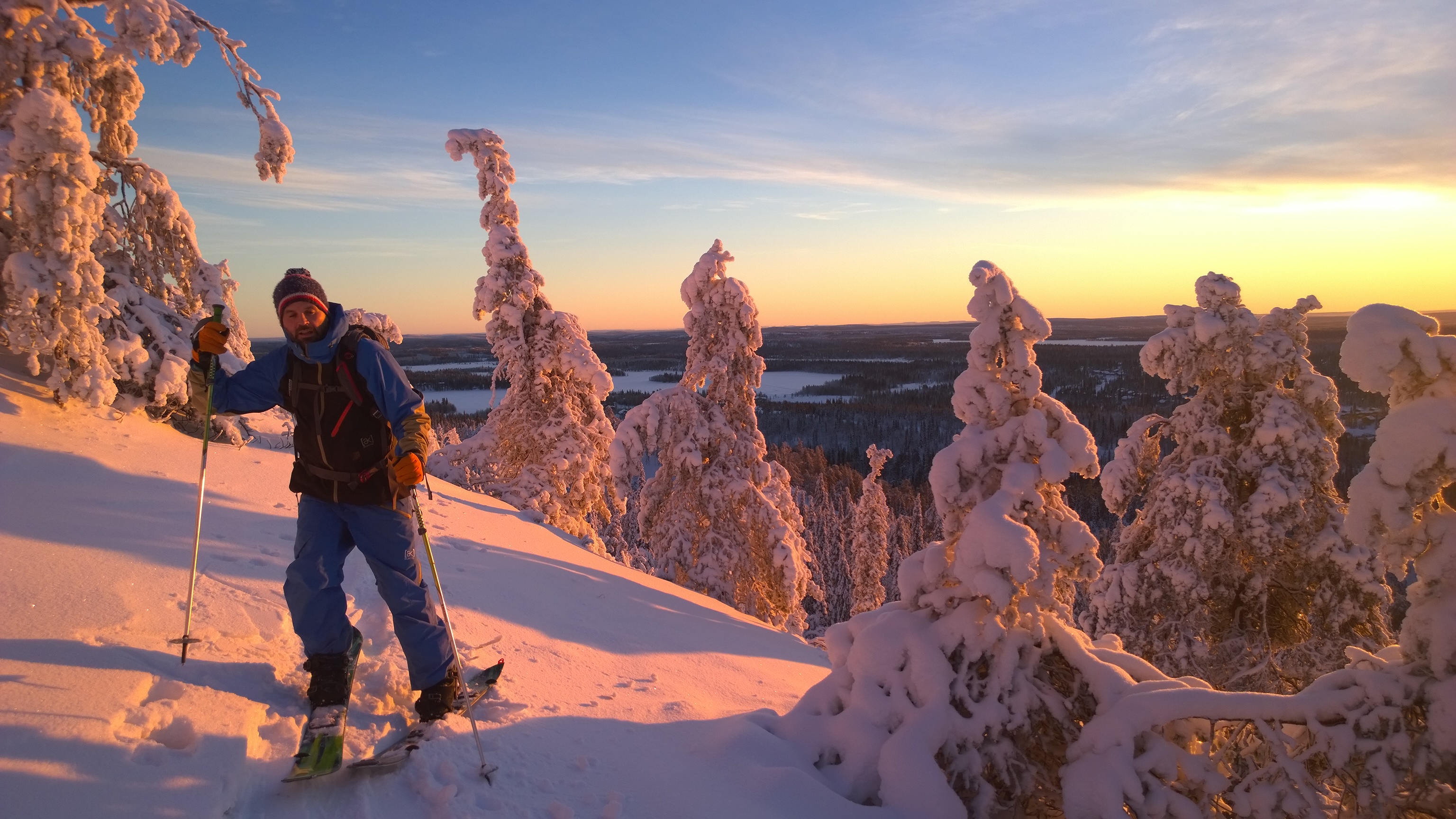 Jaakko ja kaverit kävivät kiipeilemässä tunturille puhtaita laskulumia etsien. Tässä ollaan menossa ylöspäin ensimmäisen päivän auringon pilkahduksen aikaan.