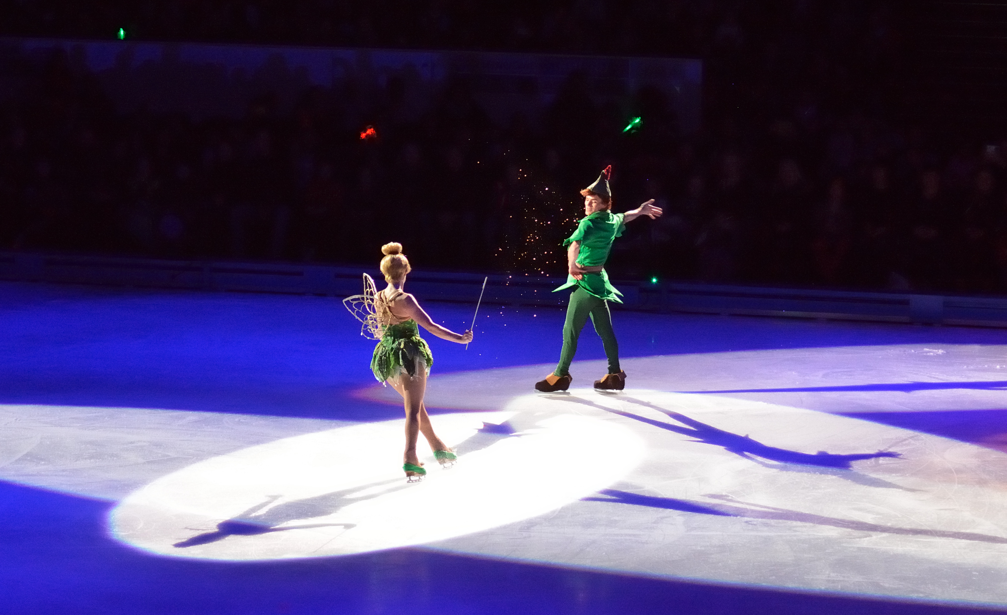 Peter Pan ja Helinä-keiju. "Älä koskaan unohda sitä pientä osaa itsestäsi, jonka ei koskaan tarvitse kasvaa aikuiseksi!"