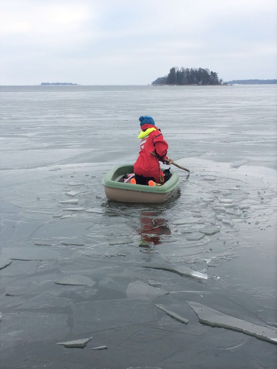 Sitten veto. Jää oli niin paksua, että jouduin melkein vetämään veneen jäälle ennen kuin se meni rikki. 