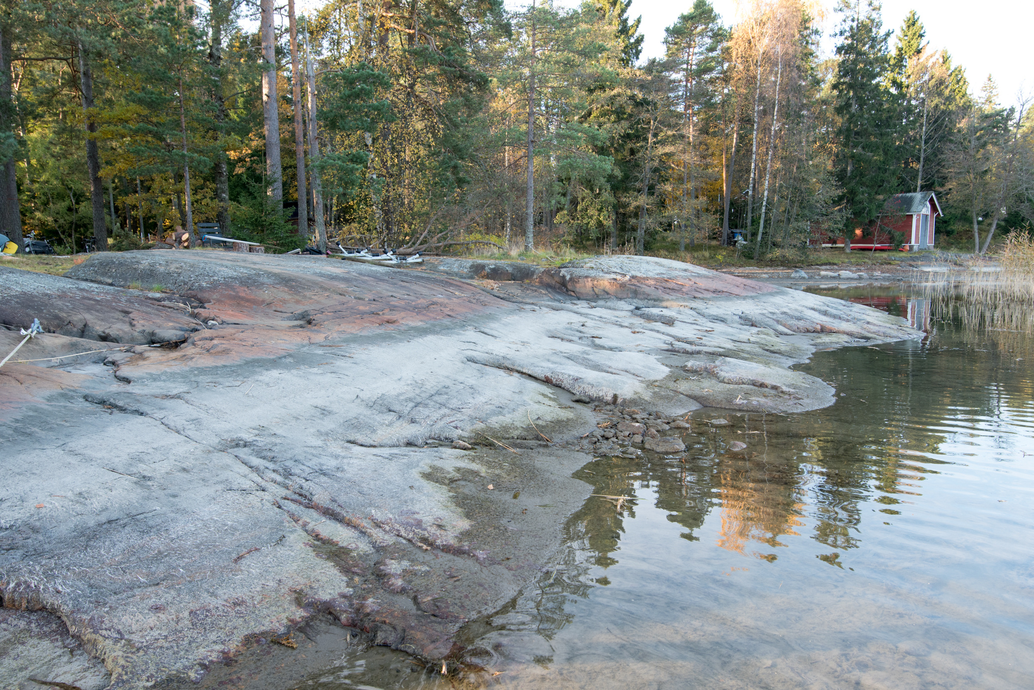 Punaisen ja valkoisen kallion raja näyttää normaalin vedenkorkeuden.