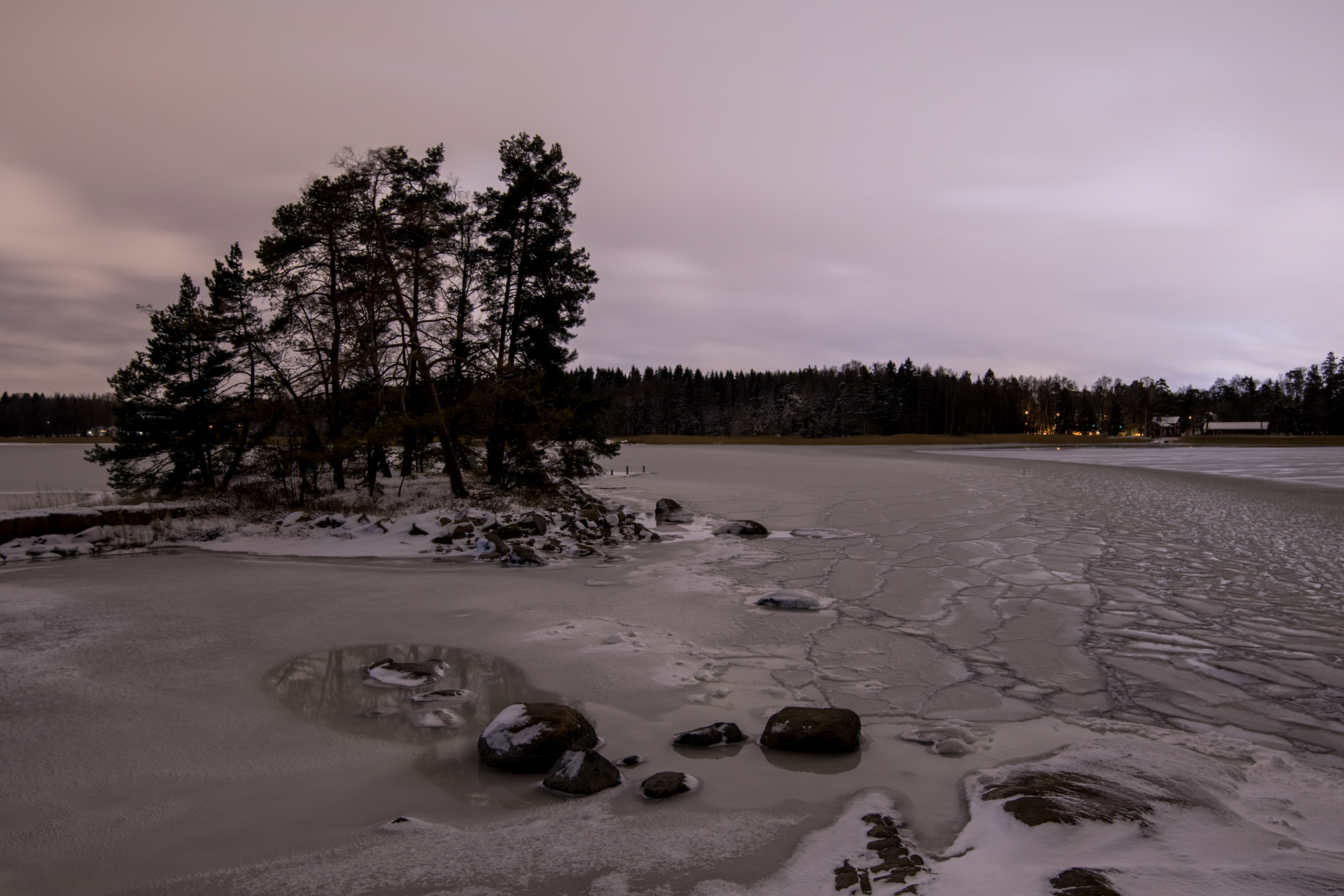 Illalla jäät olivat kerääntyneet pikkusaaren ulkopuolelle.