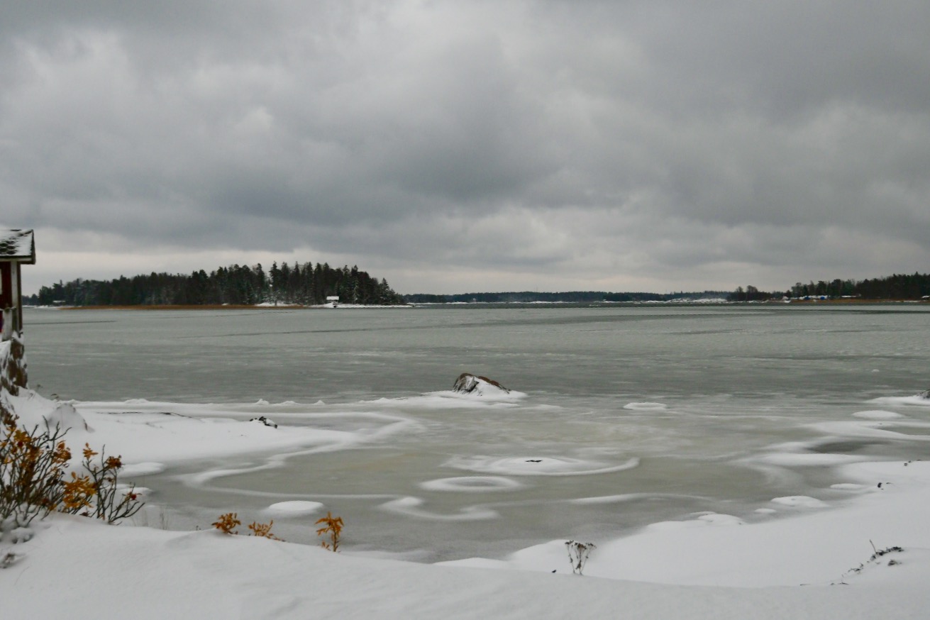 Päivällä lahti näytti tältä saunan vierellä. En pitänyt ihan todennäköisenä, että tästä mentäisiin lasikuituveneellä läpi!