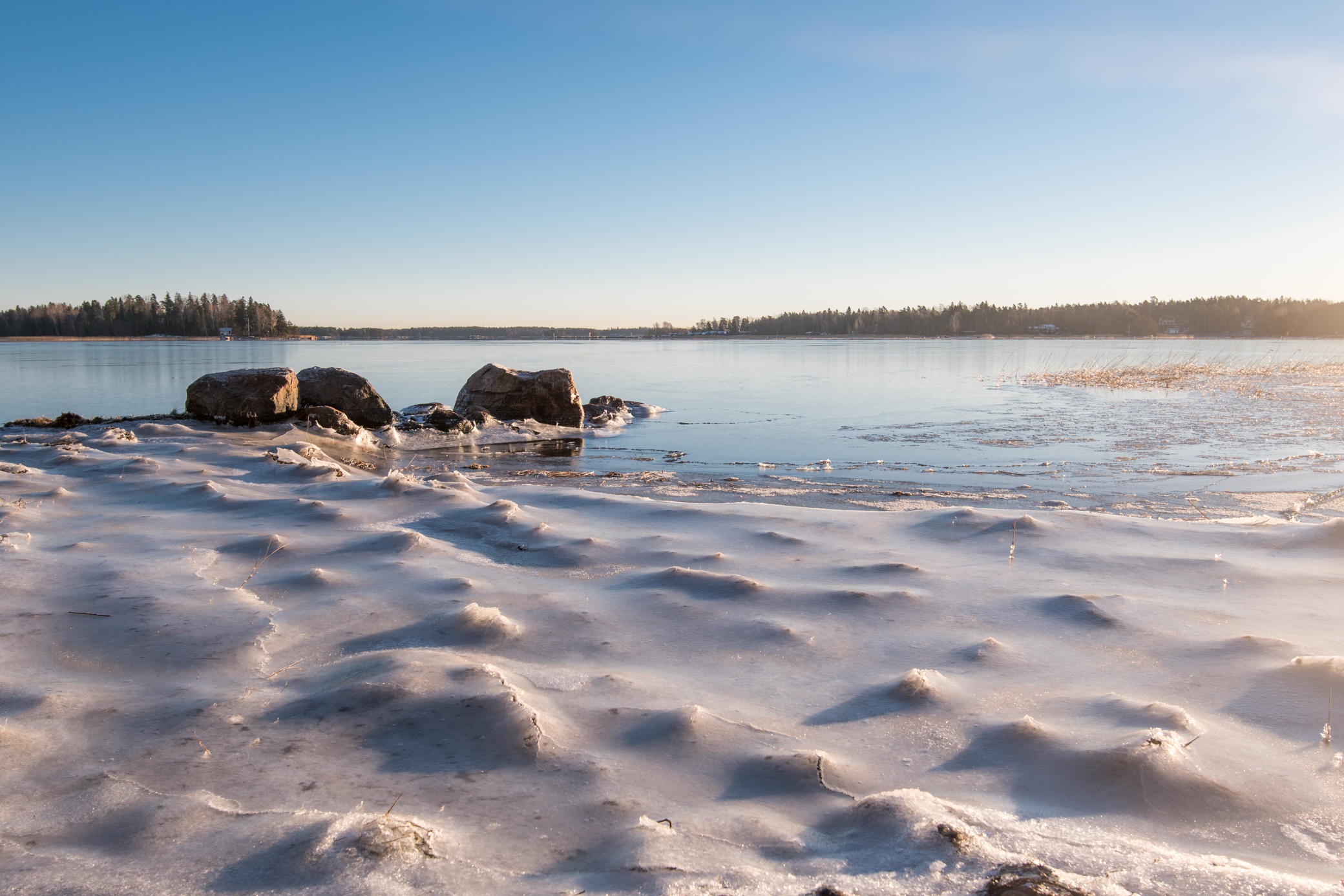 Eilen yöllä vesi oli korkealla, lähes +40 cm normaalikorkeudesta. Niinpä rannat jäätyivät jääpeitteen alle ja veden vetäytyessä aamua kohti, peittyivät rannan mätäkset ja multapaakut kauniin sileään jääpeitteeseen. 