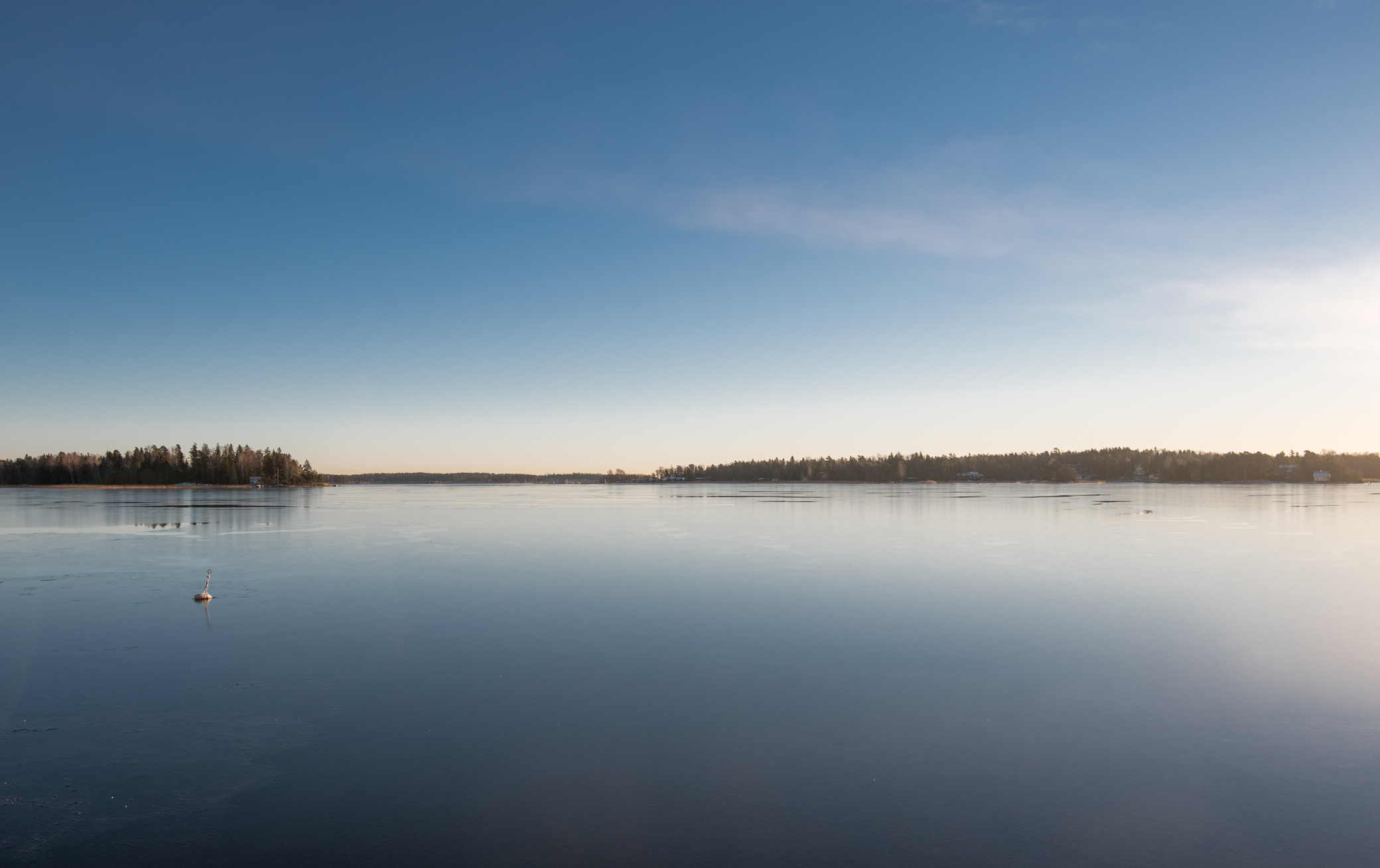 Puolilta päivin sitä ei enää näkynyt, vaan koko lahti oli saanut päälleen sileän kannen. 