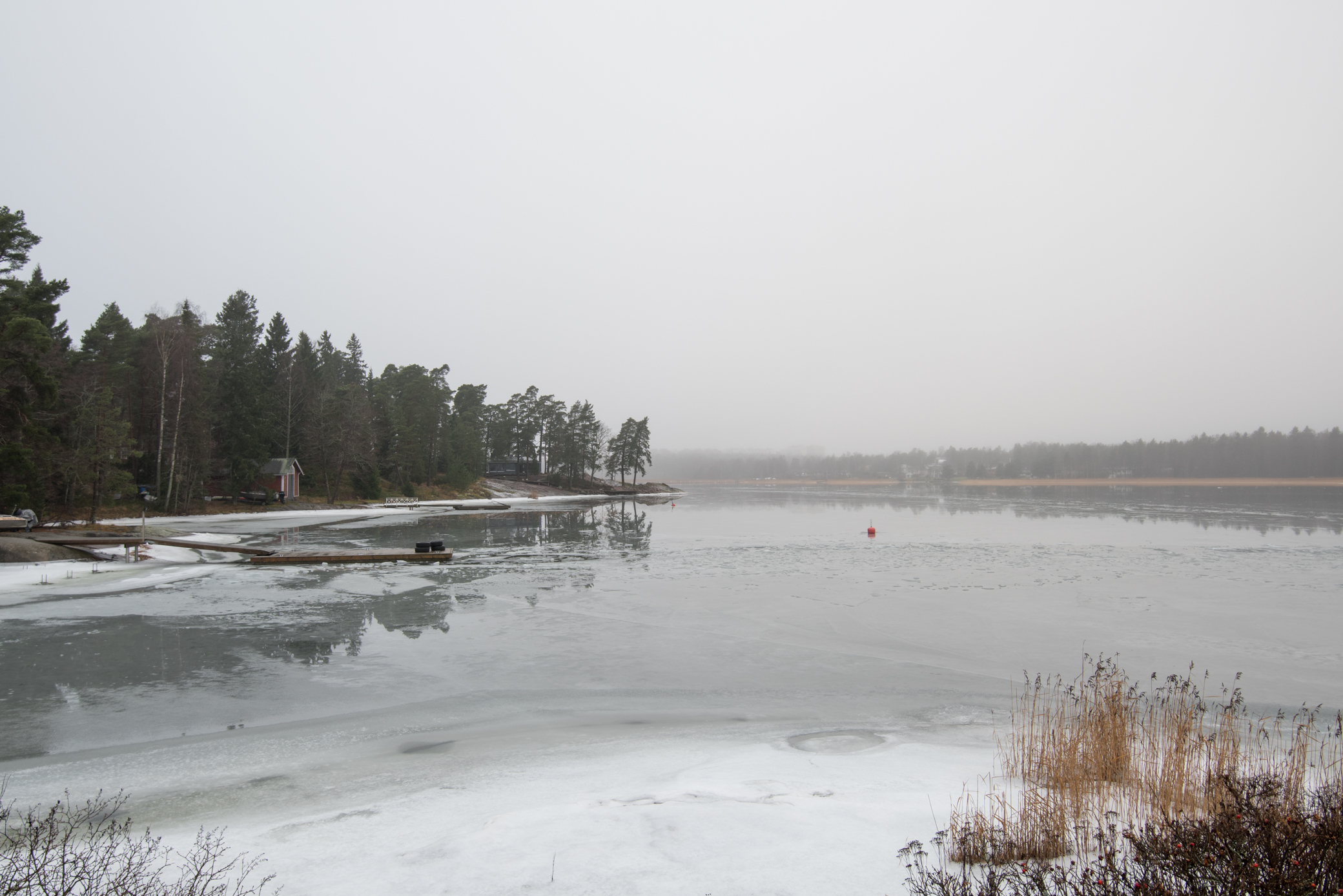 Laiturin päästä eteenpäin on vain vettä ja harmaata.