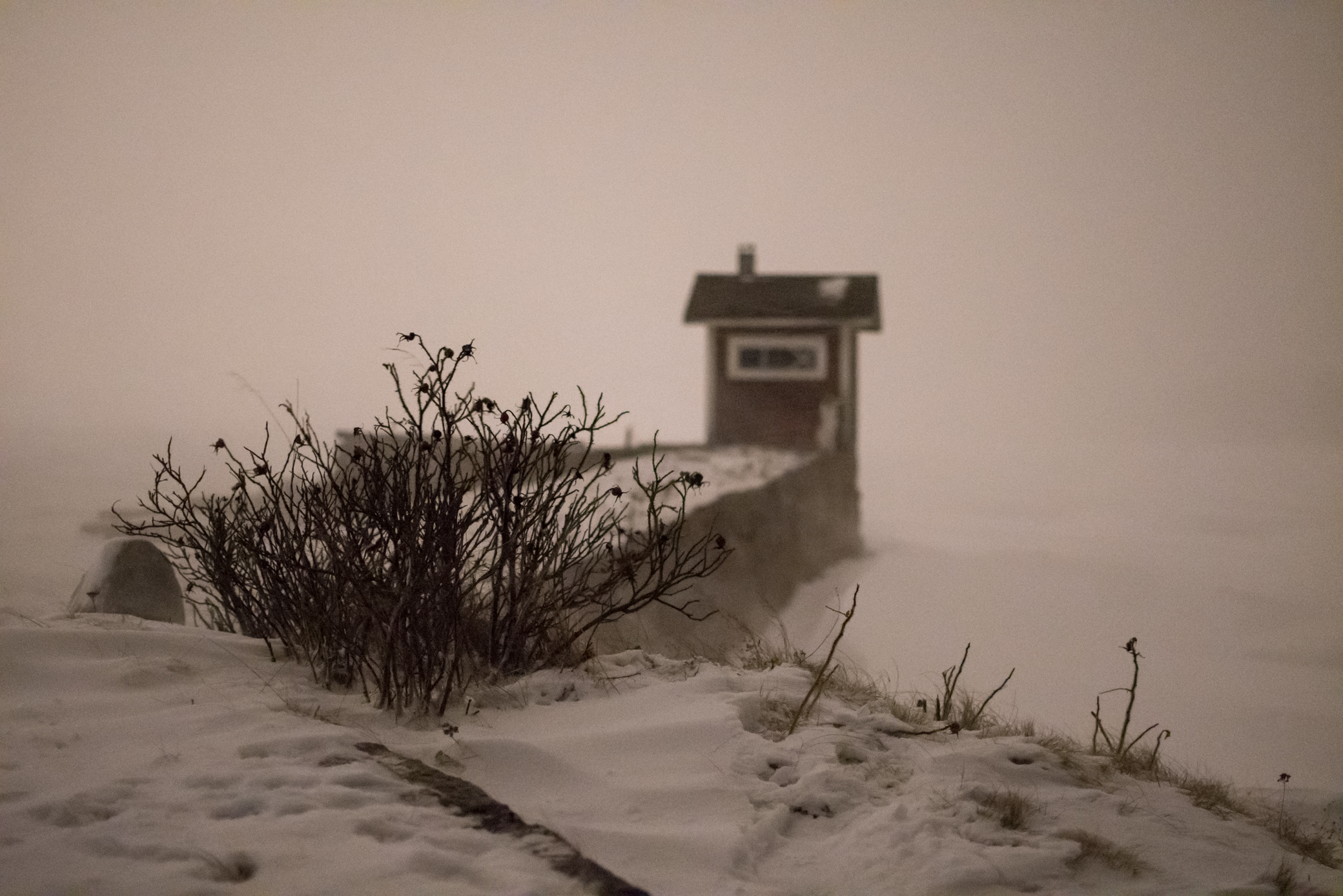 Oikeasti lumipilvet pysähtyivät osittain ennen kivimuuria ja sitten hyökkäsivät ylös ja pöllysivät tuulen mukana muurin yli.